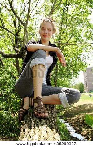 Teen uśmiechający się w drzewo