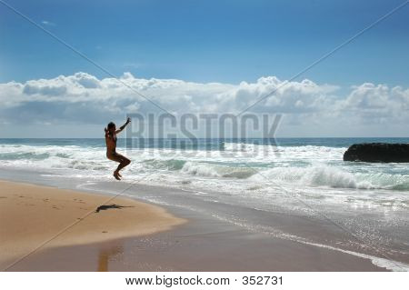 Skoki na plaży w celebracji życia człowieka
