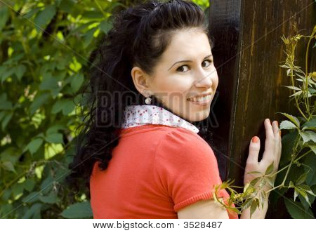 Smilende kvinde i rød