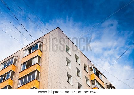 Nye Urban House Under mørke blå himmel