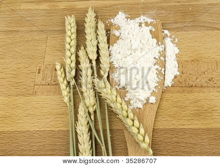 Colher de pau com farinha