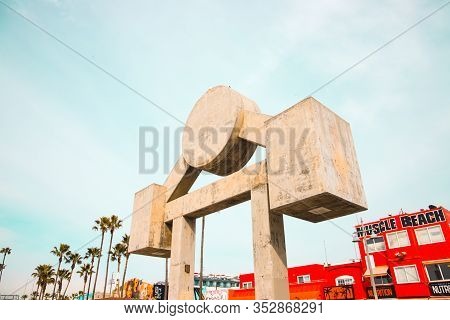 Los Angeles/usa- 02.02.2020 :    Muscle Beach Physical  Outdoor Gym Santa Monica