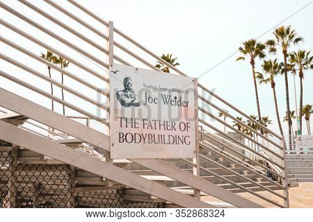 Los Angeles/usa- 02.02.2020 :    Muscle Beach Physical  Outdoor Gym Santa Monica