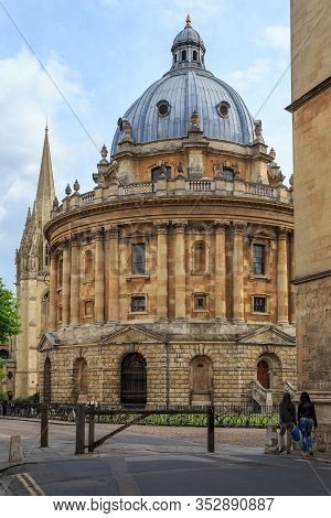 Oxford, Great Britain - May 21, 2014: The University Bodleian Library Is One Of The Oldest In Europe