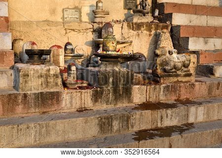 Varanasi, India - March 17, 2019: Shivaling On The Stairs At Ghat