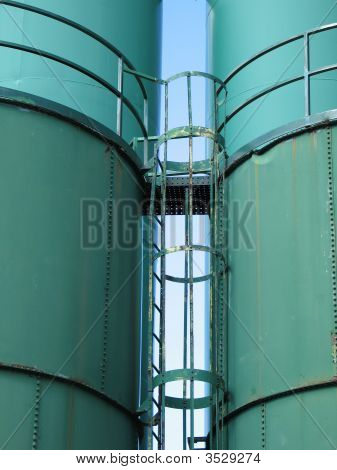 Гигантский зеленый контейнеры, бункеры