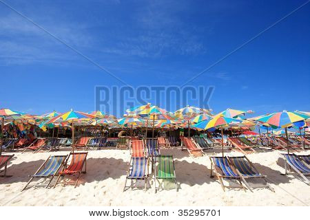 Pláž židle a slunečník barevné