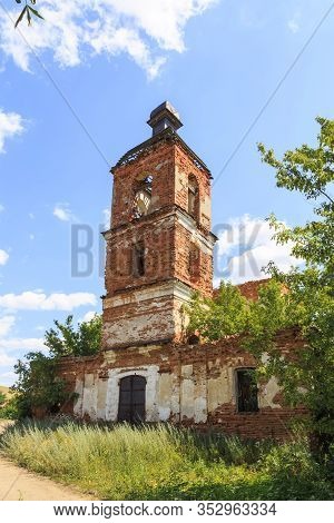 Saratov Region, Russia. Traveling Around The Novoburas District, The Sights Of The Village Of Loch, 