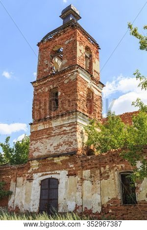 Saratov Region, Russia. Traveling Around The Novoburas District, The Sights Of The Village Of Loch, 