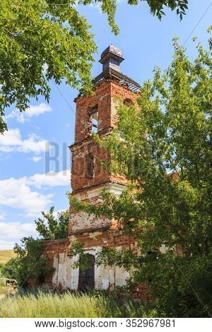 Saratov Region, Russia. Traveling Around The Novoburas District, The Sights Of The Village Of Loch, 