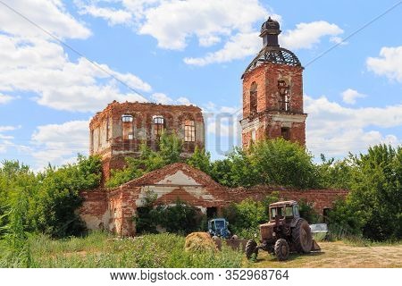 Saratov Region, Russia. Traveling Around The Novoburas District, The Sights Of The Village Of Loch, 