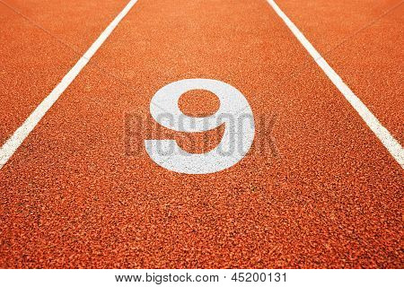 Número nueve en la pista de atletismo