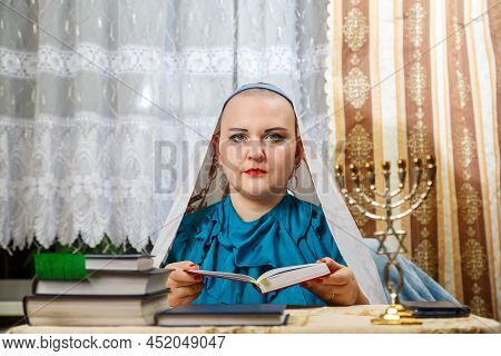 A Female Rabbi Of The Reform Judaism Community, Shaved Bald In A Kippah, Prays At The Table For A Si