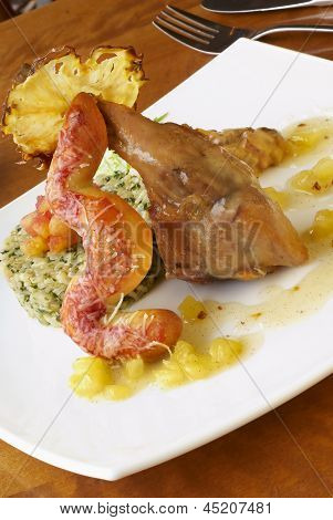 Królik nogi z risotto, ananas sosem i chleb kiełbasa