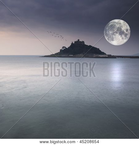 St Michael's Mount Bay Marazion pre-hajnali hosszú expozíció a Hold