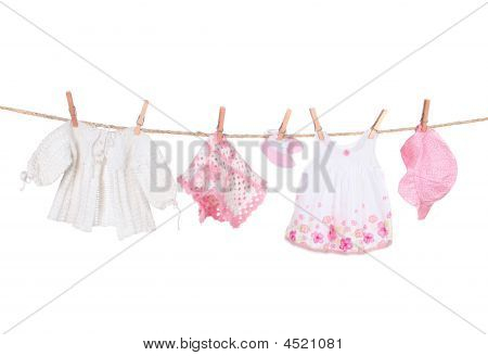 Baby Girl abbigliamento appeso su una Clothesline