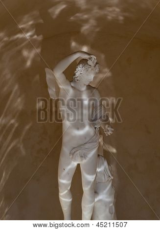 Статуя греческого в средиземноморском саду