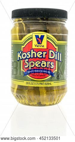 Winneconne, Wi -1 April 2022: A Package Of Vienna Kosher Dill Pickle Spears On An Isolated Backgroun