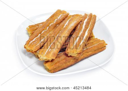 una placa con porras, churros gruesos típicas de España, sobre un fondo blanco