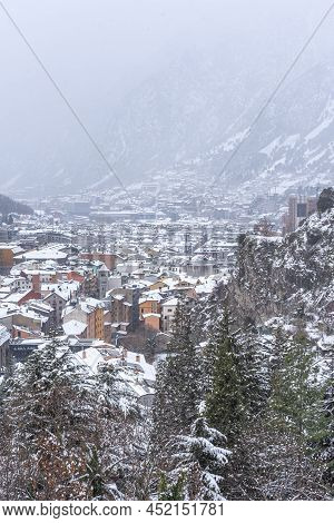 Escaldes Engordany, Andorra: 2022 April 2: Snowfall In The Capital City Of Andorra In The Winter Of 