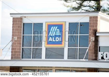 Aldi Food Store-aldi Is A Leading Global Discount Supermarket Chain. March 20, 2022-north Windham, C