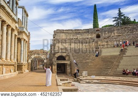 Merida, Spain - October 21, 2021: Roman Prefect In A White Robe Speaking In The Theater Of Merida, S