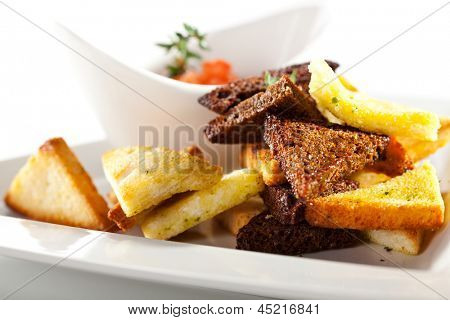 Geröstetes Brot mit Tomaten-Sauce