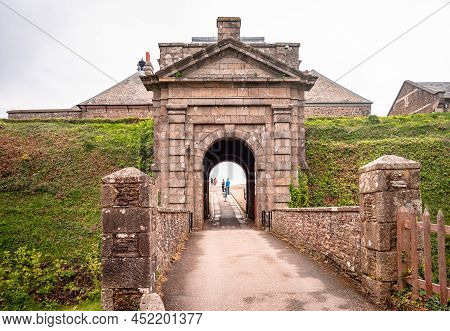 Falmouth, Uk - April 21 2014: The Classically Styled Gatehouse Of The Pendennis Castle, A Mighty For