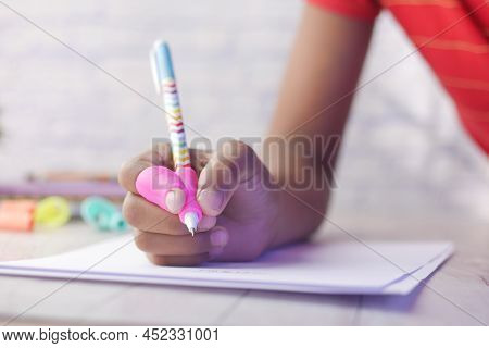 Childing Using Writing Corrector Pen Holder Postures Grip