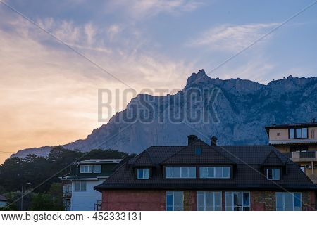 Yalta, Crimean Peninsula. Curly Teeth Of Ai-petri At 1200 Meters Above Sea Level. Against The Backdr