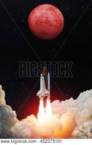 Spaceship Lift Off. Space Shuttle With Blast And Smoke Takes Off To The Red Planet Mars. Mars Concep