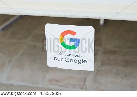 Bordeaux , Aquitaine  France - 03 27 2022 : Google Suivez Nous Sign Logo And Brand Text Front Of Win