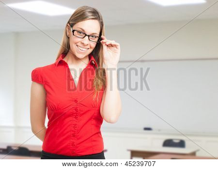 ภาพเหมือนของสาวยิ้มสวมแว่นตาในห้องเรียน