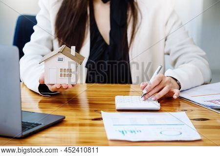 Real Estate Agents, Land Purchases And Sales, Property Taxes, Real Estate Owners Are Using Calculato