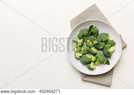 Broccoli Of Fresh Green Broccoli In Bowl Over Coloredbackground. , Close Up. Fresh Vegetable.
