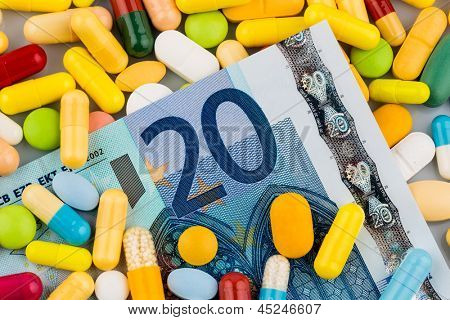 eurosedler og piller, symbol foto for udgifterne til medicin og sygesikring.