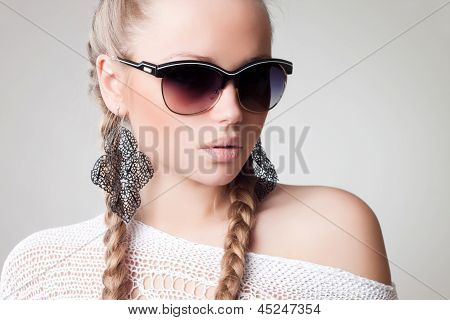 Dziewczyna piękna i mody w okulary, szczegół portret strzał studio