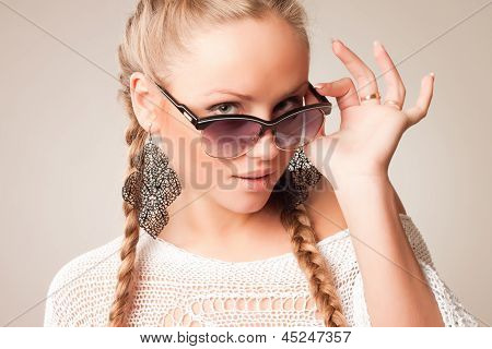 Dziewczyna piękna i mody w okulary, szczegół portret strzał studio