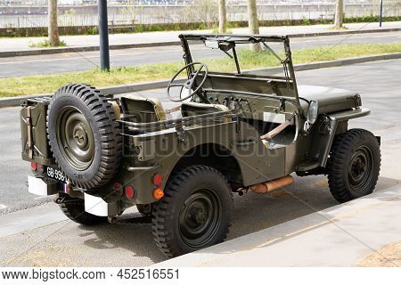 Bordeaux , Aquitaine  France - 04 05 2022 : Jeep Comando Us Military Vintage Old Timer Car In City S