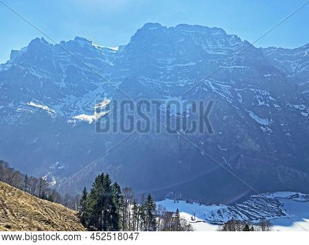 The Alpine Mountain Range Glärnisch In The Swiss Massif Of Glarus Alps And Over The Klöntalersee Res