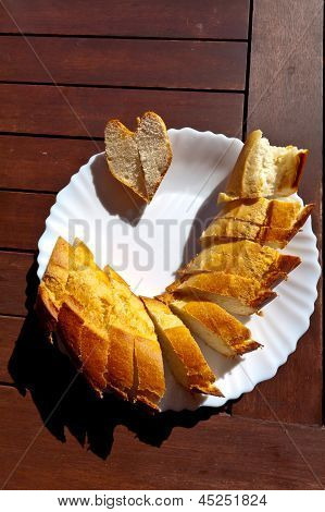 Pan baguette francés en un plato