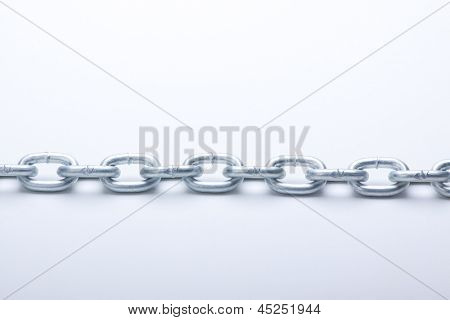 Metall Glieder Kette auf weißem Hintergrund