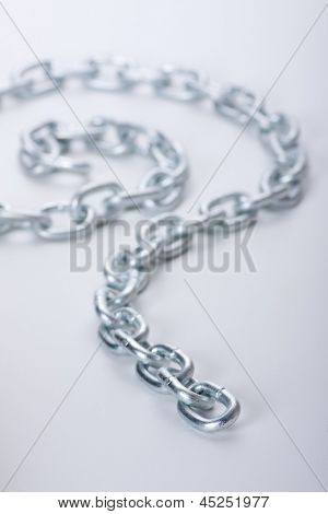 Metall Glieder Kette auf weißem Hintergrund
