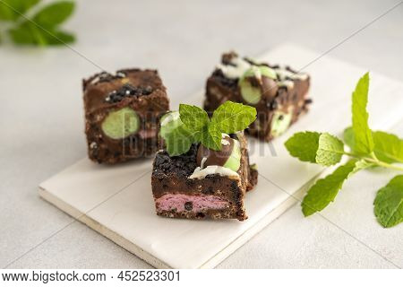 Bite Sized Chocolate And Mint Dessert, Bite Sized Sweet Cake Desserts