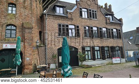 Kalkar Nrw, Germany - November 14, 2021:
Trees And Houses In The City Against The Sky In Autumn