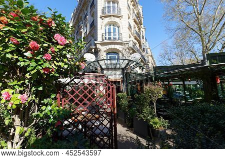 Paris, France-april 03 , 2022 : The Famous Cafe La Closerie Des Lilas Was Where The Intelligentsia H