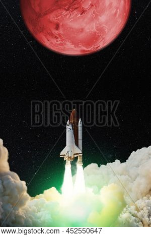 Spaceship Lift Off. Space Shuttle With Blast And Smoke Takes Off To The Red Planet Mars. Mars Concep