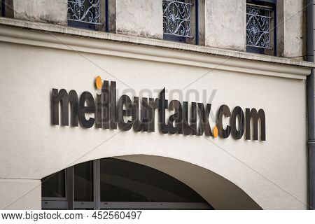 Bordeaux, France - February 21, 2022: Logo Of Meilleurtaux.com On Their Office For Bordeaux. Meilleu