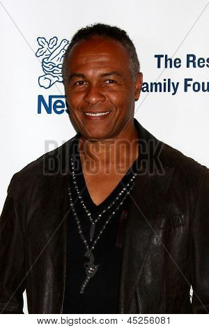 LOS ANGELES - 6 mei: Ray Parker, Jr. arriveert bij de 2013 middernacht missie 