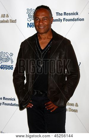 LOS ANGELES - 6 mei: Ray Parker, Jr. arriveert bij de 2013 middernacht missie 